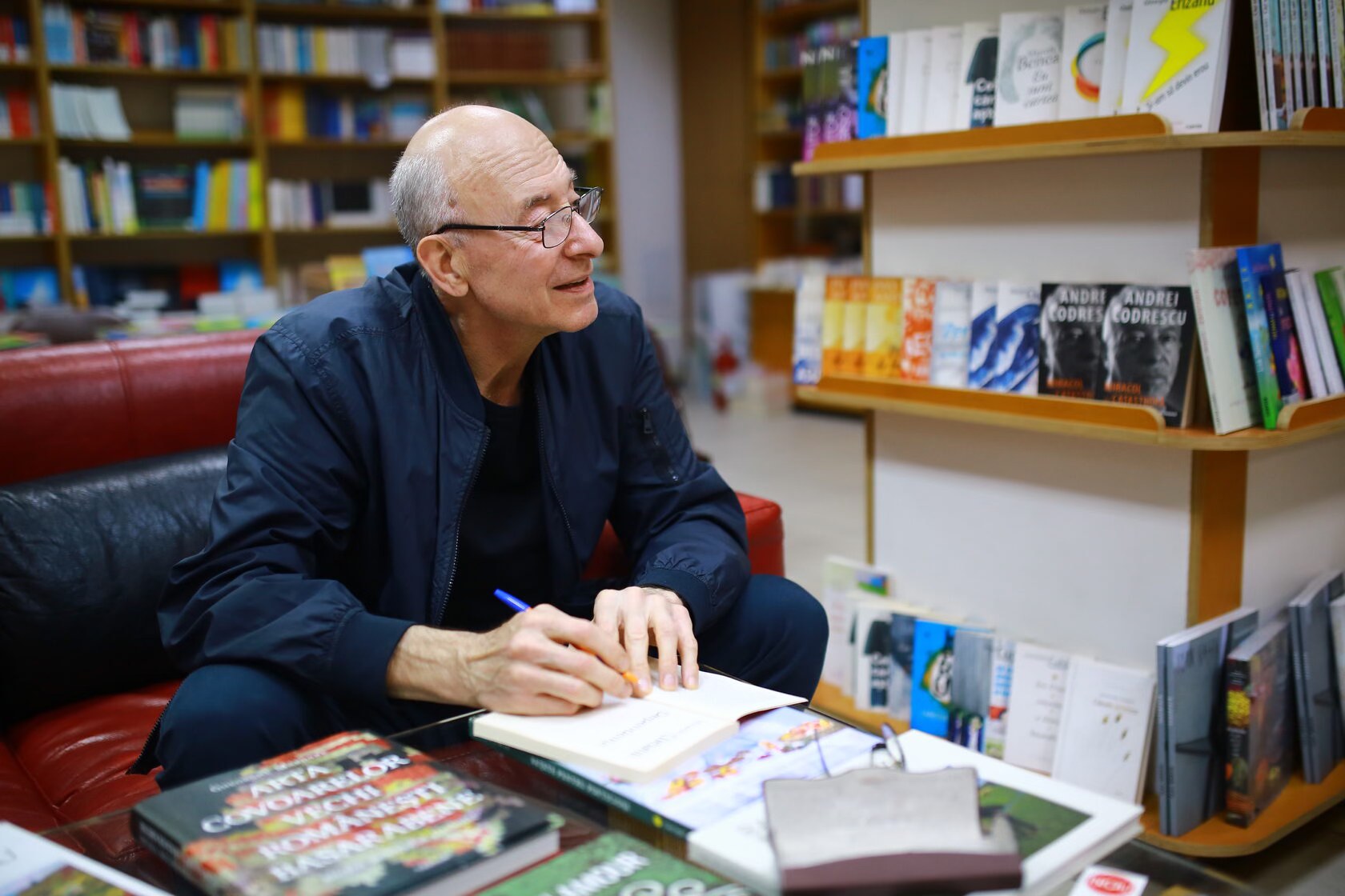 Discuție literară cu Constantin Cheianu despre volumul „M-a făcut mama existențialist”