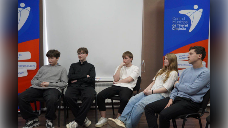 Tinerii din Chișinău învață să gestioneze banii: sesiune de educație financiară la Centrul Municipal de Tineret
