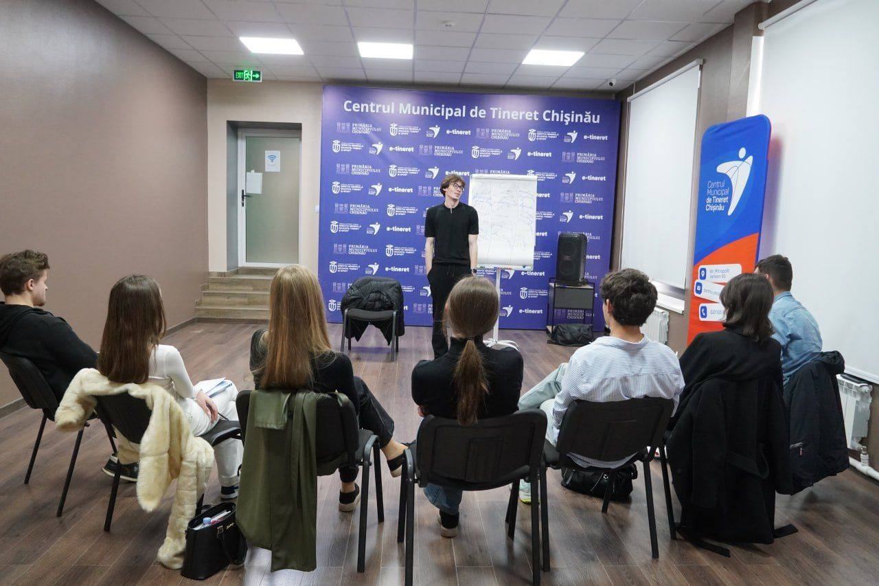 Dezvoltare personală și creativitate în cadrul cluburilor pentru tineri la Centrul Municipal de Tineret Chișinău