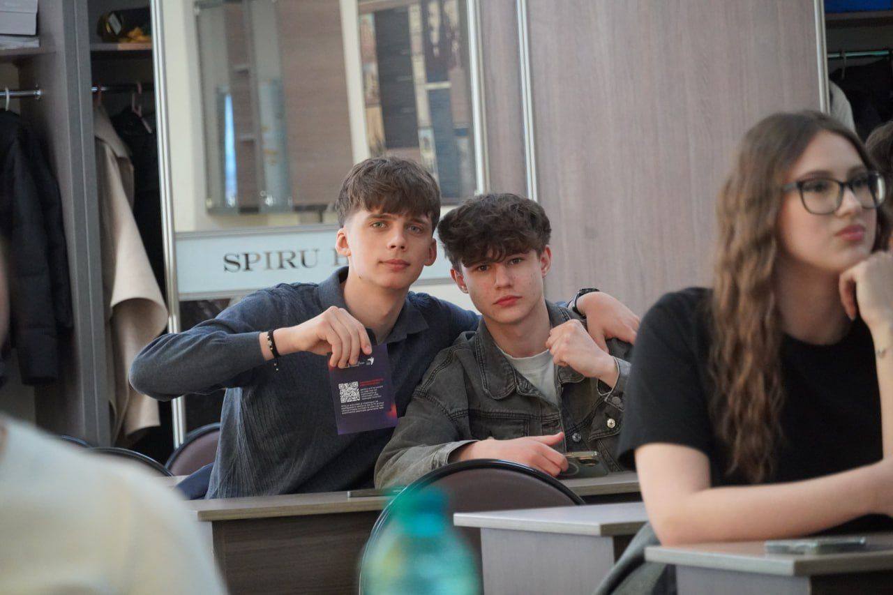 Centrul Municipal de Tineret Chișinău continuă campania „Sunt tânăr, sunt informat” în instituțiile de învățământ din capitală