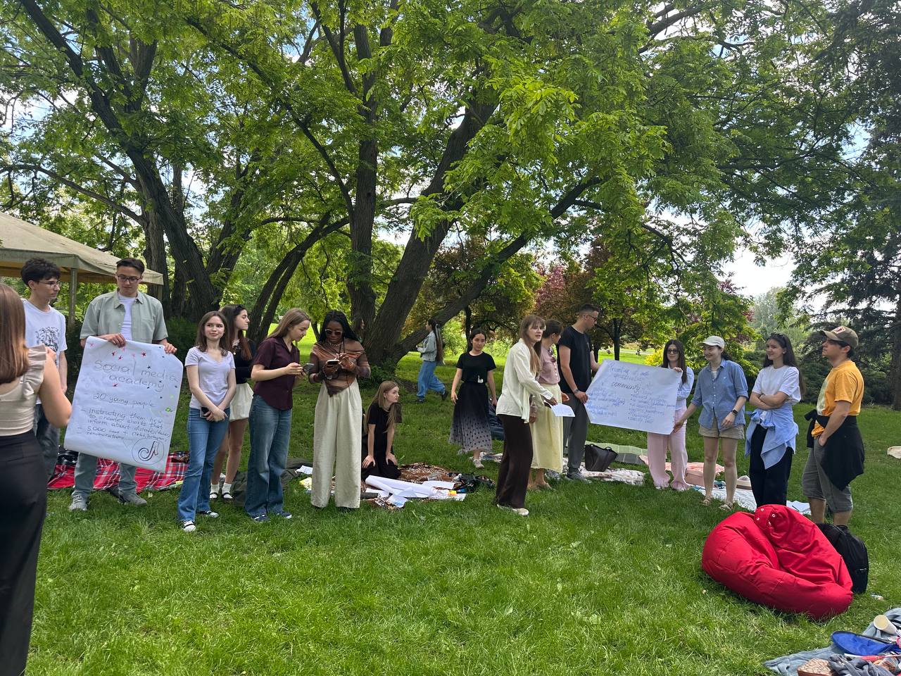 Tinerii din Moldova și refugiații s-au conectat prin voluntariat și jocuri în Parcul Dendrarium
